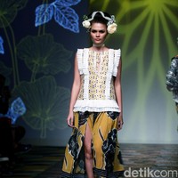 Koleksi Denny Wirawan mengangkat tema Wanderlust, Dancing in the Sun di IPMI Trend Show 2017. The Hall Lt. 8, Senayan City. Jakarta. [Foto: Mohammad Abduh/Wolipop]