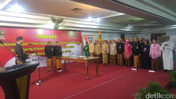 Gubernur Ganjar Lantik 1.600 PNS Pakai Baju Adat