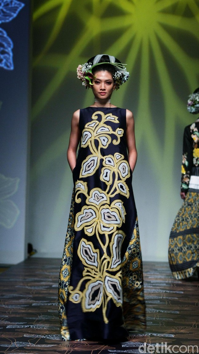 Koleksi Denny Wirawan mengangkat tema Wanderlust, Dancing in the Sun di IPMI Trend Show 2017. The Hall Lt. 8, Senayan City. Jakarta. [Foto: Mohammad Abduh/Wolipop]