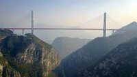 Nama jembatan ini adalah Beipanjiang Bridge, yang tingginya 565 meter di atas sungai yang ada di bawahnya. Jembatan ini menghubungkan provinsi Yunnan dan Guizhou. STR/AFP.