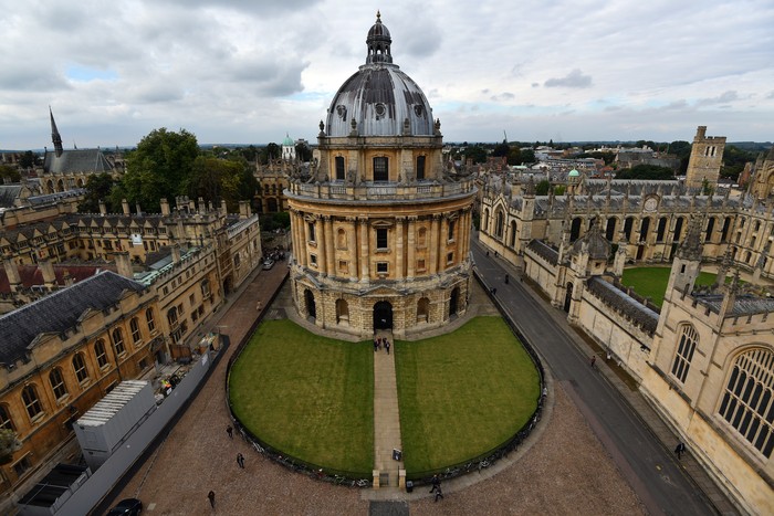 Oxford University sukses dinobatkan sebagai universitas paling top di dunia menurut Times Higher Education (THE).