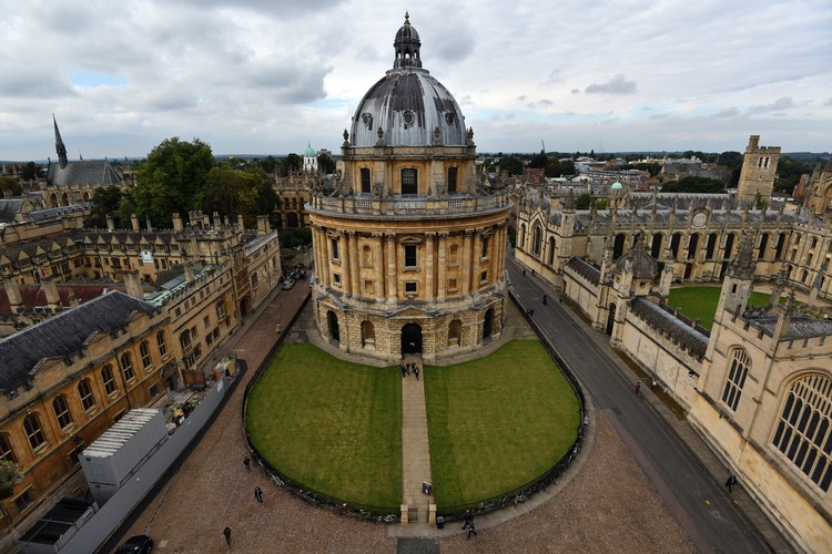 Universitas Oxford Oxford University sukses dinobatkan sebagai universitas paling top di dunia menurut Times Higher Education (THE).