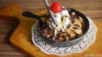Panookienya punya tekstur yang padat tapi empuk dengan tambahan crumble yang enak serta diberi topping es krim vanilla. Makan saat saus cokelat meleleh bercampur dengan es krim yang membasahi cookies sehingga rasanya makan enak.
