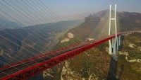 Beberapa jembatan tertinggi di dunia berada di China. Meskipun jembatan tertinggi di dunia dari sisi strukturnya bangunannya adalah jembatan Millau di Prancis dengan tinggi 343 meter. Sementara jembatan di China ini diukur ketinggiannya dari daratan di bawahnya. STR/AFP.