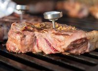Mau Bikin <i>Beef Steak</i> yang Empuk <i>Juicy</i>? Ikuti Tips dari Chef Revo Ini