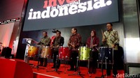 Menandakan penutupan perdagangan, Darmin bersama dengan yang lainnya menabuh drum yang telah disiapkan.