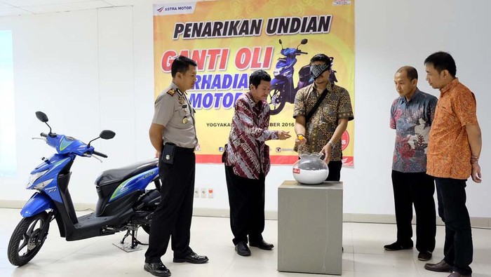 Tutup Tahun 2016, Astra Motor Yogya Undi Pemenang Ganti Oli
