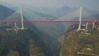Jembatan ini memiliki panjang 1.341 meter. Sebelumnya, jembatan tertinggi di dunia juga berada di China, namanya Si Du River Bridge, yang berlokasi di pusat provinsi Hubei. STR/AFP.