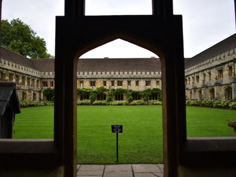 Oxford University sukses dinobatkan sebagai universitas paling top di dunia menurut Times Higher Education (THE).