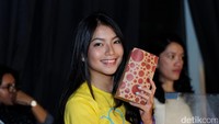 Para member selain jadi waitress, juga menjaga booth yang menjual beragam makanan. Foto: Rina Atriana