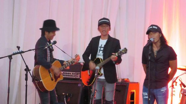 Slank Meriahkan Penutupan Perdagang, Dirut BEI Joget Sambil Bawa Bendera Slank