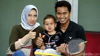 Tontowi Ahmad hadir bersama istri dan anaknya.