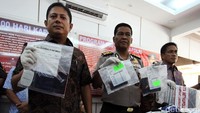 Dirkrimsus Polda Metro Jaya, Kombes Wahyu Hadiningrat (kiri) dan Kabid Humas Polda Metro Jaya, Kombes Raden Prabowo Argo Yuwono (tengah) dan Kasudbid Tipikor Dirkrimsus AKBP Ferdy Irawan saat merilis hasil krimsus Polda Metro Jaya selama tahun 2016, Jakarta, Jumat (30/12/2016).