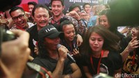 Vokalis Slank, Kaka mengajak Dirut BEI itu untuk bernyanyi bersamanya.