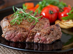 Mau Bikin Beef Steak yang Empuk Juicy? Ikuti Tips dari Chef Revo Ini