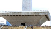 Keterbatasan lift ini, tak jarang mengakibatkan antrean panjang bagi pengunjung untuk bisa naik melihat pemandangan Jakarta dari atas Monas.