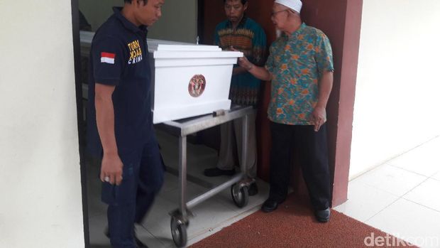 Jenazah Perampok Pulomas Ramlan Butarbutar Dibawa ke TPU Depok