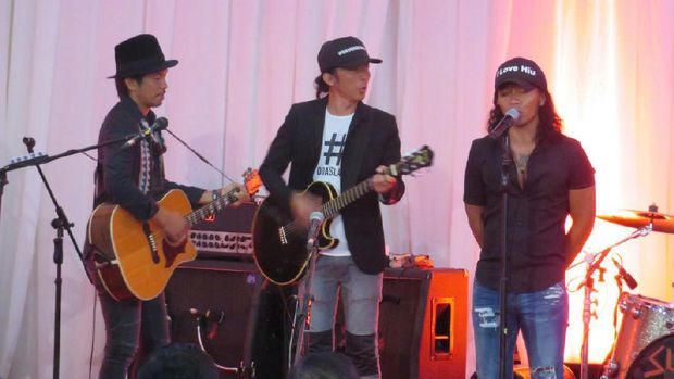 Slank Meriahkan Penutupan Perdagang, Dirut BEI Joget Sambil Bawa Bendera Slank