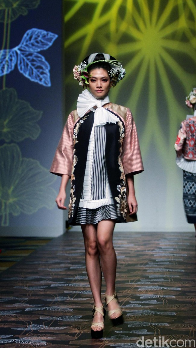 Koleksi Denny Wirawan mengangkat tema Wanderlust, Dancing in the Sun di IPMI Trend Show 2017. The Hall Lt. 8, Senayan City. Jakarta. [Foto: Mohammad Abduh/Wolipop]