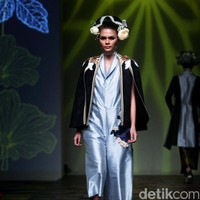 Koleksi Denny Wirawan mengangkat tema Wanderlust, Dancing in the Sun di IPMI Trend Show 2017. The Hall Lt. 8, Senayan City. Jakarta. [Foto: Mohammad Abduh/Wolipop]