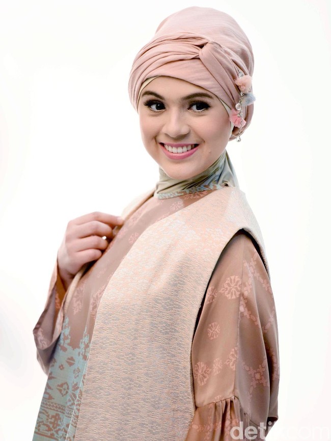 Nycta Gina sebelumnya sempat menjalin hubungan dengan Rizal Diansyah selama 12 tahun. Keduanya telah bertunangan dan sudah mempersiapkan rencana pernikahan. Namun sayang, rencana tersebut gagal terlaksana karena Rizal terkena kasus penipuan sebesar 90 juta. Kini, dokter yang juga presenter itu sudah berbahagia dan menikah dengan Rizky Kinos. Foto: Noel/detikHOT