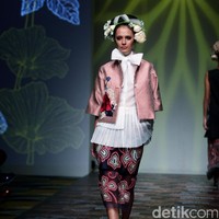 Koleksi Denny Wirawan mengangkat tema Wanderlust, Dancing in the Sun di IPMI Trend Show 2017. The Hall Lt. 8, Senayan City. Jakarta. [Foto: Mohammad Abduh/Wolipop]