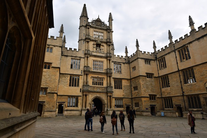 Oxford University sukses dinobatkan sebagai universitas paling top di dunia menurut Times Higher Education (THE).