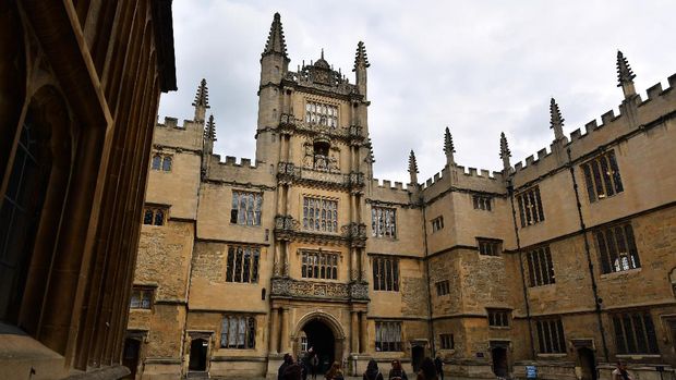 Oxford University sukses dinobatkan sebagai universitas paling top di dunia menurut Times Higher Education (THE).