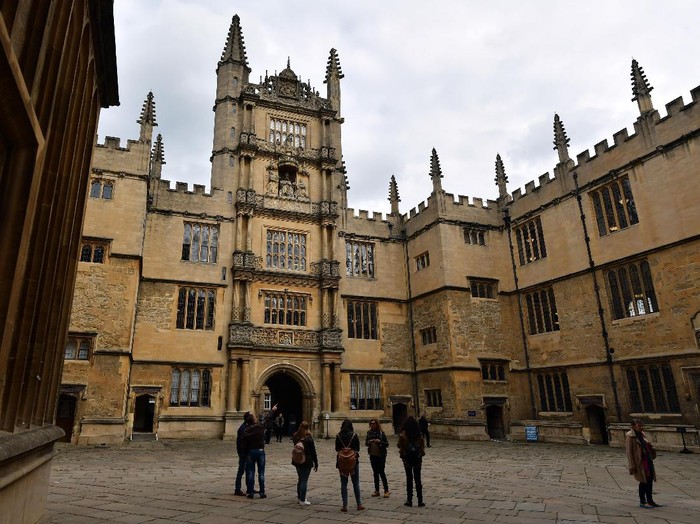 Oxford University sukses dinobatkan sebagai universitas paling top di dunia menurut Times Higher Education (THE).