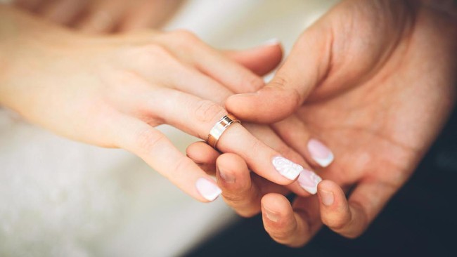 5 Keuntungan Sehat Punya Istri Lebih Muda