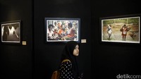 Emas yang berlimpah di ujung timur kepulauan Indonesia itu dianggap sebagai kutukan oleh warganya karena kekayaan itu dikeruk oleh Amerika.
