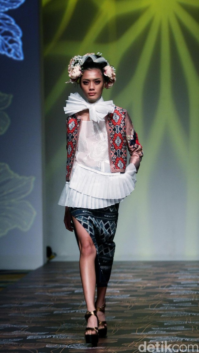 Koleksi Denny Wirawan mengangkat tema Wanderlust, Dancing in the Sun di IPMI Trend Show 2017. The Hall Lt. 8, Senayan City. Jakarta. [Foto: Mohammad Abduh/Wolipop]