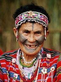 Wanita Suku Atayal yang punya tato wajah (BBC/Taiwan Tourism Bureau)