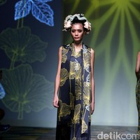 Koleksi Denny Wirawan mengangkat tema Wanderlust, Dancing in the Sun di IPMI Trend Show 2017. The Hall Lt. 8, Senayan City. Jakarta. [Foto: Mohammad Abduh/Wolipop]