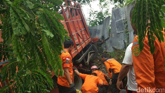 Truk Tabrak 3 Motor di Ngaliyan Semarang, 1 Orang Tewas
