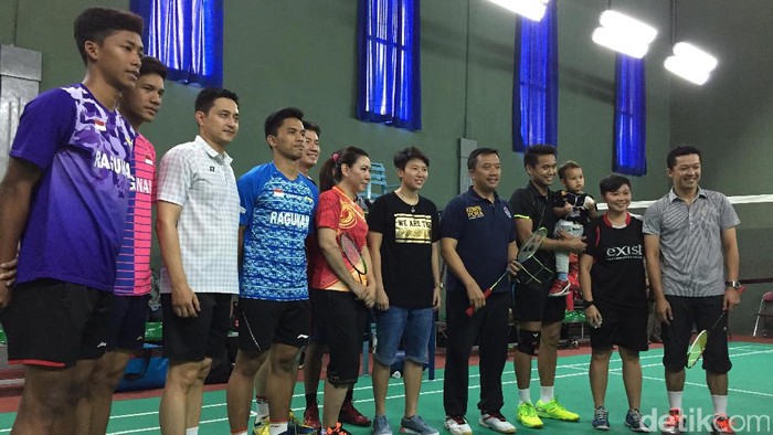 Ketika Menpora Tanding Lawan Taufik Hidayat cs