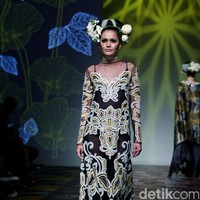 Koleksi Denny Wirawan mengangkat tema Wanderlust, Dancing in the Sun di IPMI Trend Show 2017. The Hall Lt. 8, Senayan City. Jakarta. [Foto: Mohammad Abduh/Wolipop]