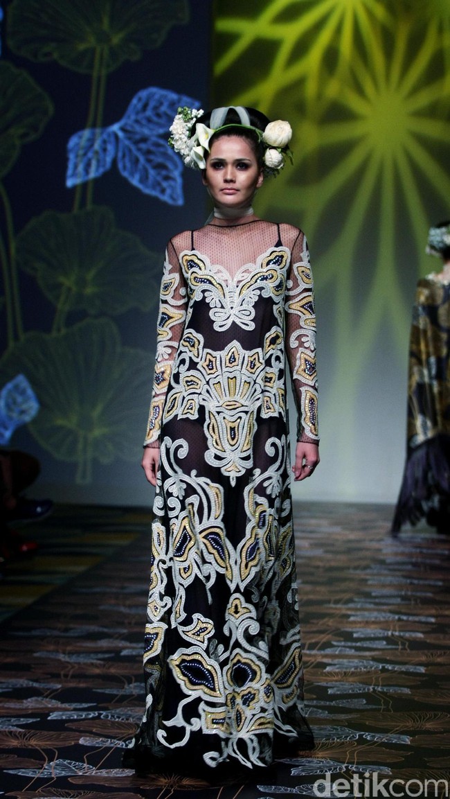 Koleksi Denny Wirawan mengangkat tema Wanderlust, Dancing in the Sun di IPMI Trend Show 2017. The Hall Lt. 8, Senayan City. Jakarta. [Foto: Mohammad Abduh/Wolipop]