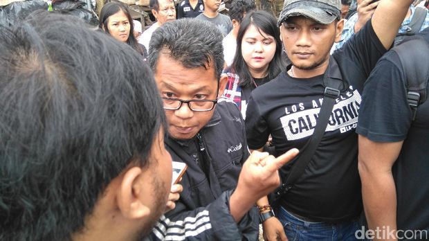 Warga yang menghadang Ahok