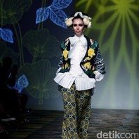 Koleksi Denny Wirawan mengangkat tema Wanderlust, Dancing in the Sun di IPMI Trend Show 2017. The Hall Lt. 8, Senayan City. Jakarta. [Foto: Mohammad Abduh/Wolipop]