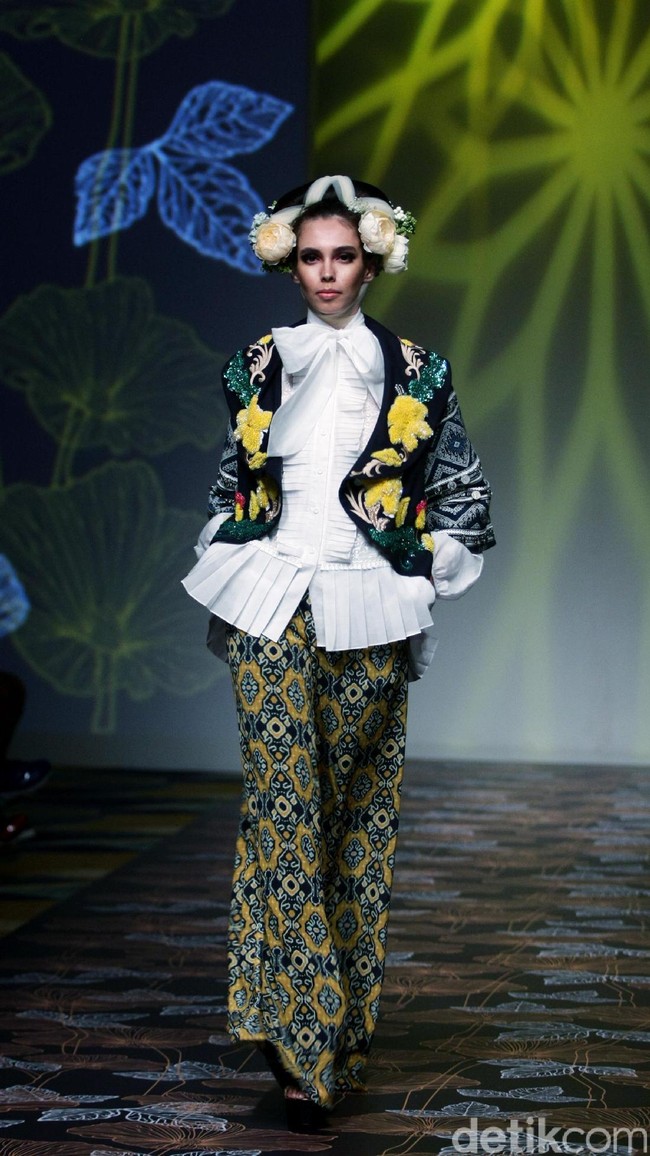 Koleksi Denny Wirawan mengangkat tema Wanderlust, Dancing in the Sun di IPMI Trend Show 2017. The Hall Lt. 8, Senayan City. Jakarta. [Foto: Mohammad Abduh/Wolipop]