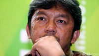 Albert yang berkemeja batik coklat itu menyatakan pengunduran diri dengan terbata-bata.