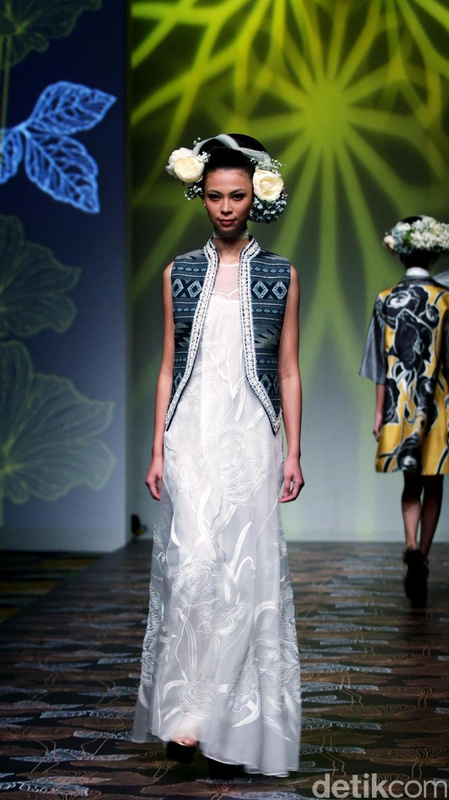 Koleksi Denny Wirawan mengangkat tema Wanderlust, Dancing in the Sun di IPMI Trend Show 2017. The Hall Lt. 8, Senayan City. Jakarta. [Foto: Mohammad Abduh/Wolipop]