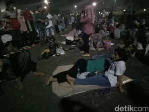 Pengunjung Monas di Malam Tahun Baru: Selfie Hingga Tidur-tiduran