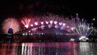 Pesta kembang api di Sydney Harbour Bridge terlihat sangat indah.