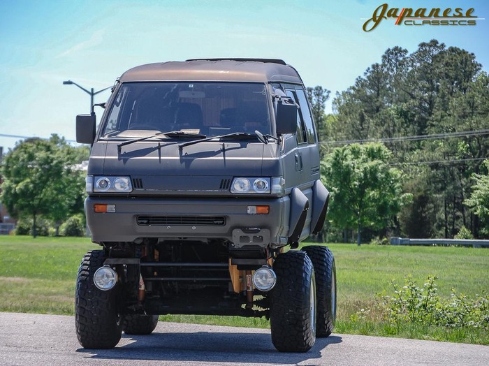 Sadis! Mitsubishi Delica Jadi Mobil Monster