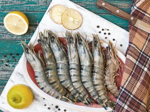 grilled prawns on the grill
