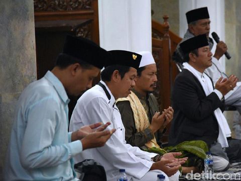  Bupati Purwakarta, Dedi Mulyadi, menghadiri acara zikir bersama yang digelar di Masjid Agung Baing Yusuf, Sabtu (31/12/2016)