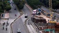 Walaupun begitu Jalan Sudirman nampak lengang.