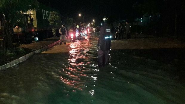 Banjir di Tambak Osowilangun Diwarnai Blokir Jalan, Ini Reaksi Risma